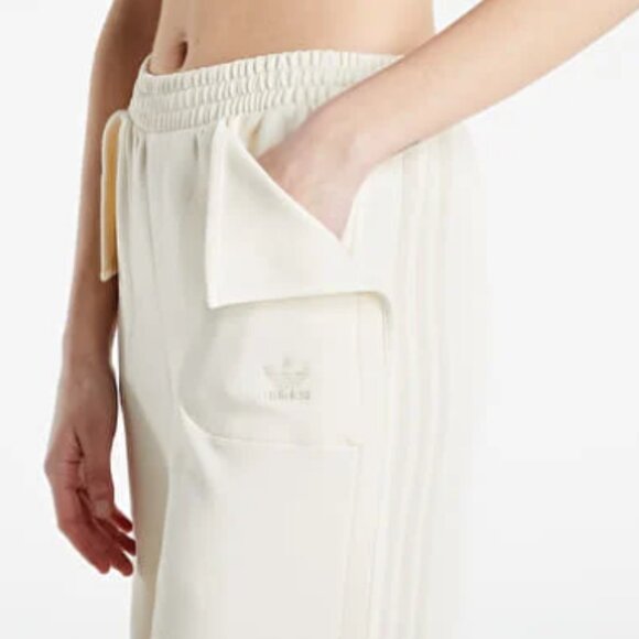 Brand New adidas Adicolor Clean Classics Pants - Picture 3 of 10